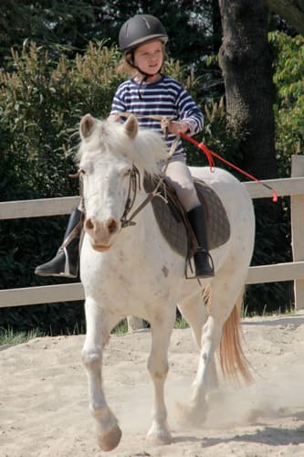 Photo d'un fille sur un poney