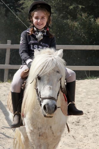 Jeune fille sur un cheval