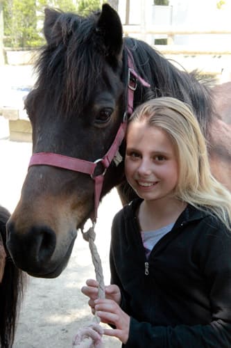Jeune fille à côté d'un cheval