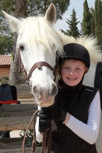 Photo d'un garçon à côté d'un cheval